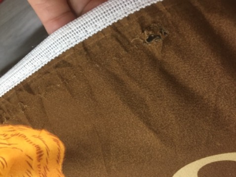 Hàng không chuẩn, đường lỗi rách theo kiểu may vá sửa lại, nệm có 9 phân mà tấm trải giường không vừa độ dày khiến ng dùng phải kéo chỉnh lại hoài, tiếc tiền bỏ ra nên mình vẫn xài, chứ thiệt vải cứng nữa nha. buồn.