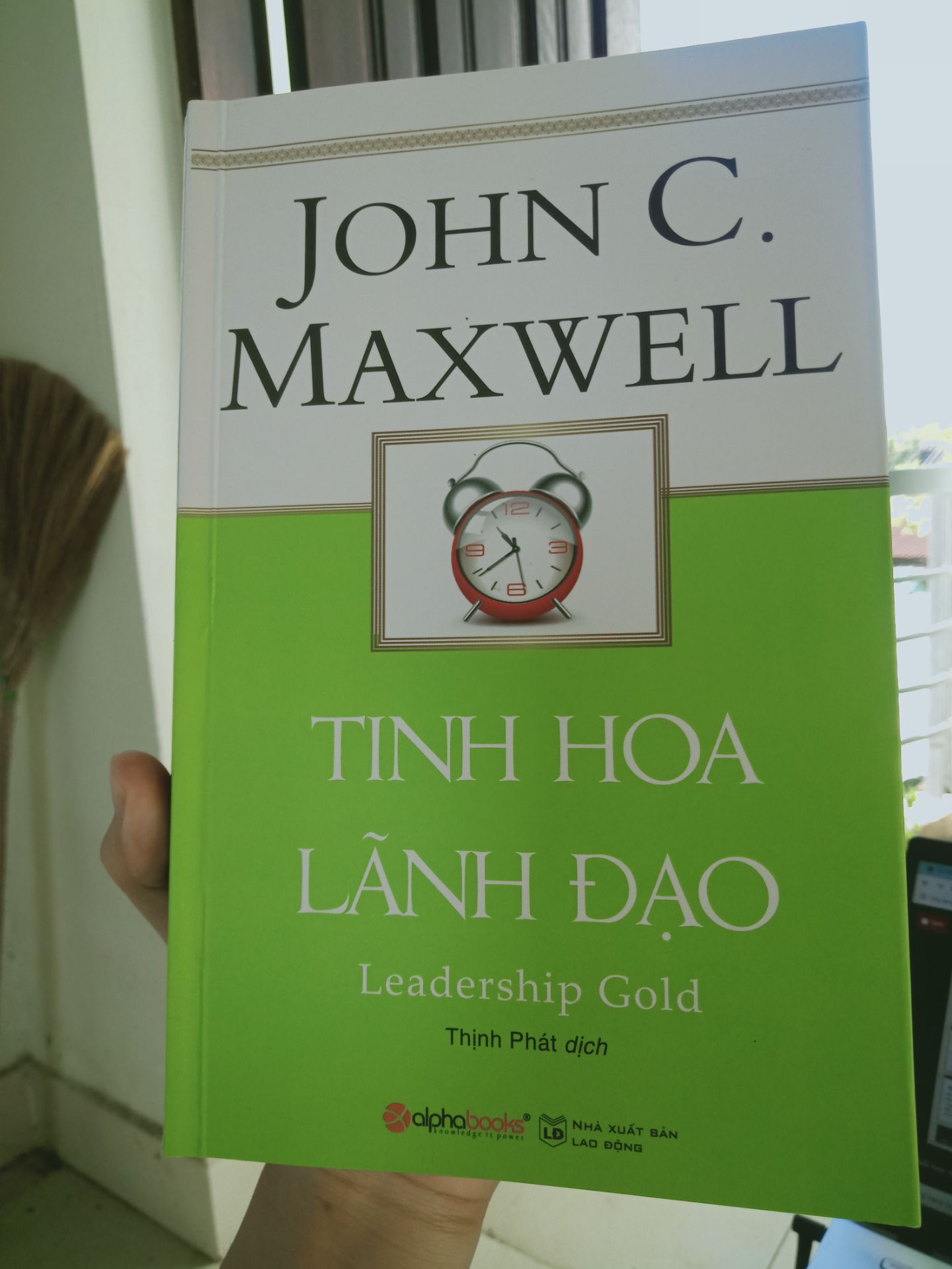 Giao hàng nhanh. Gần 4 ngày là có rồi ^^ . So với cuốn 15 nguyên tắc vàng phát triển bản thân thì cuốn này thiết kế không đẹp bằng. Tuy nhiên mới đọc chương 1 thôi đã bánh cuốn rồi.