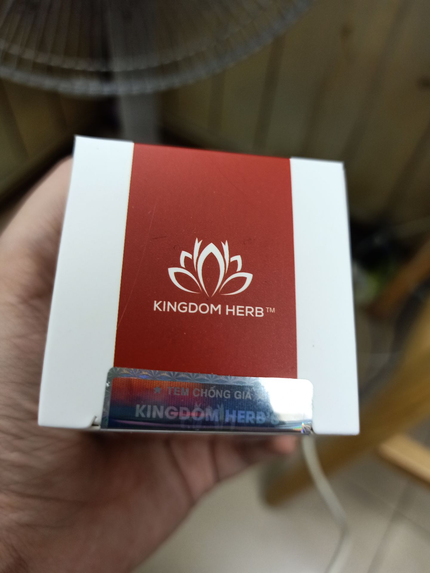 giao nhanh. đóng gói cẩn thận. hàng đúng mô tả. mới dùng nên chưa biết độ hiệu quả. có quà tặng kèm. tem chống hàng giả.