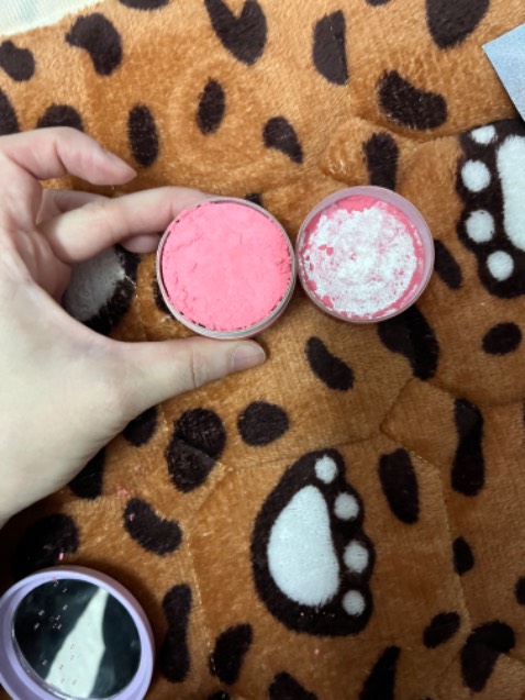 Phấn hơi tè le nhưng lên mặt rất xinh