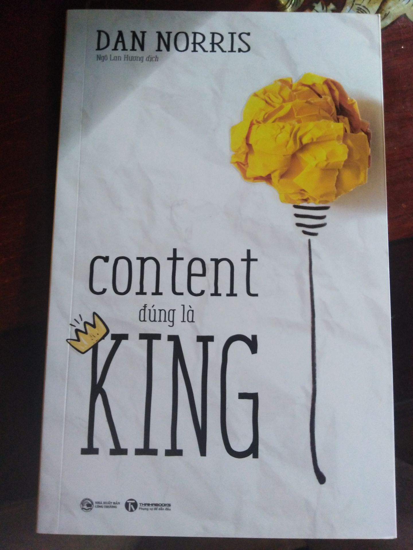 mặt bìa sau có hơi xước chút nhưng không sao, dù hộp giấy có méo nhưng sách vẫn ổn và còn tốt