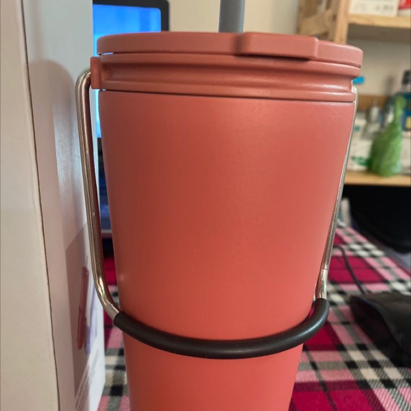 Sản phẩm dày dặn, quai cầm tiện lợi. Sản phẩm của hãng thì khỏi phải bàn về độ xịn sò rồi, mua được giá sale nữa thích mê. Tiki nay đã giao hàng siêu nhanh rồi, cải thiện dịch vụ rất nhiều. Shipper vui vẻ 😊😊😊