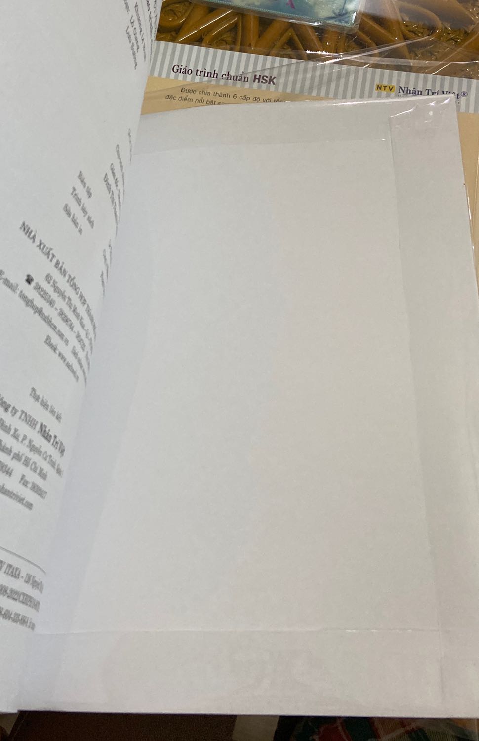 Lần đầu mình mua giáo trình hsk1 thì có đính kèm cd đầy đủ, nhưng lúc mua bộ giáo trình hsk5 thì cả 4 cuốn đều không có đính kèm cd. Mình mặc dù không sử dụng cd nhưng không chấp nhận được việc giao sách thiếu phụ kiện như vậy