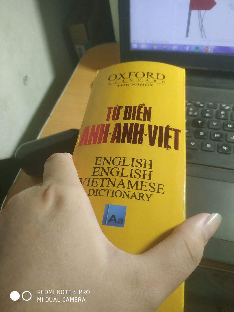 Dày, cực kỳ dày và nặng. Vừa học vừa tập tạ cũng được nữa. Có hộp cover chống ố sách. Mùi giấy thơm. Đầu từ điển có phụ lục các động từ bất quy tắc, từ điển theo hình ảnh,... rất bổ ích.