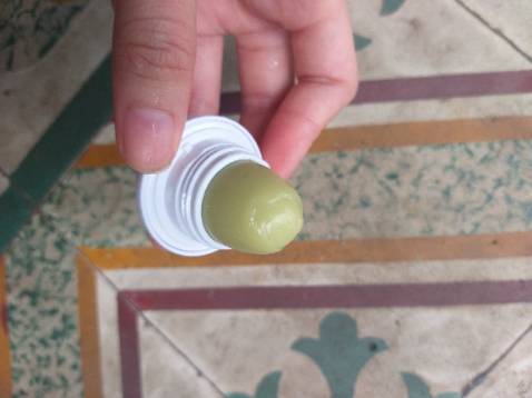 Không biết những người mua khác sao nhưng mình thật sự rất thất vọng với sản phẩm, khi mua về gói thật sự xinh, nhưng khi mở ra để xem thì chỉ có mùi sáp lâu ngày gắt mũi, không hề có mùi thơm của matcha latte.
Sờ thử thì cứng ngắc, liền bơi thử 1 lớp dày lên tay mới thấy nó tách lớp ra như sáp lâu ngày cứng lại, khi dùng nước lau tay thì để lại cách vết rít, trắng của sáp.
Chi 110k và đợi 1 tháng chỉ để nhận lại sản phẩm như thế này thì thôi bỏ luôn.
Mọi người nhớ suy nghĩ kĩ trước khi mua