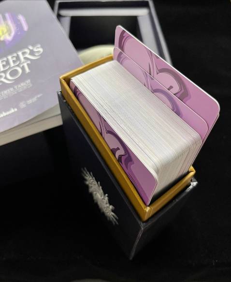 Điểm cộng:
+Một lời khen dành cho team Asbooks vì sau 1 năm kể từ ngày mình ib phàn nàn về việc bộ bài Oracle (Thông điệp vũ trụ) chỉn chu về sách bìa cứng và hộp đựng nhưng bộ bài lại mỏng và lỗi dù cho mức giá rẻ đi nữa thì mình vẫn mong đợi một sp chất lượng hơn, thì đến bộ bài Deer's tarot lần này mình đã thấy hài lòng về chất lượng bộ bài: màu in trầm đẹp đồng bộ, lá bài dày, chất giấy trơn mịn, cắt và bo góc mượt. Asbooks có vẻ đã lắng nghe khách hàng và có cải thiện chất lượng sản phẩm (xin cảm ơn!)
+Thiết kế bộbài không quá đặc sắc nhưng dễ hiểu, sinh động, phù hợp với newbie. Sách hướng dẫn cũng viết dễ hiểu mạch lạc, có phần tips trải bài cuối sách. 
+Với boxset 2 hộp cứng, 1 sách in màu và bộ bài 80 lá kích thước chuẩn này. mình đánh giá mức giá 300k rất rẻ so với chất lượng, xứng đáng để mua ủng hộ hàng Việt, tác giả Việt.

Điểm trừ:
+Tấm nệm bên trong hộp lớn không chắc chắn, hộp đựng có các vết xước trên bề mặt có lẽ do quá trình gia công, tuy nhiên với tầm giá 300k về tay thì có thể hoan hỉ bỏ qua.
+Mặt lábài cán lì mịn thay vì cán bóng, mỗi loại cán sẽ có ưu nhược điểm khác nhau. cán lì thì màu sắc thường trầm sang hơn và xáo bài đầm tay hơn, nhưng sẽ khá rít. (Các bạn có thể khắc phục bằng cách đổ một ít phấn rôm vào xáo sẽ mượt hơn hẳn nhé)
+Mình không đánh giá cao việc tác giả lồng ghép chiêm tinh vào các lá bài.

Chốt lại thì mình vẫn cho 5* plus =)) vì với người không có tài chính cho những bộ bài tiền triệu nhưng lại không thích dùng hàng pha-ke như mình thì đây là lựa chọn rất rất tốt.