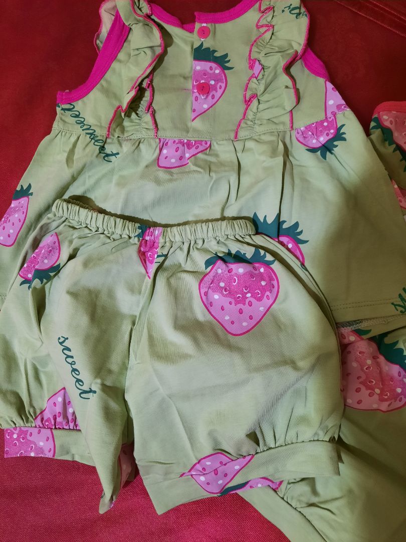 sản phẩm như quảng cáo,  vải cotton co giản mặc mềm  mịn thoáng mát mà ko bị nhăn khi giặt máy, màu sắc không khác hình, rất hài lòng, mong các sp khác của shop có giá tốt hơn nữa để tiếp tục ủng hộ