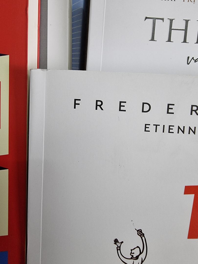 Nội dung mình chưa đọc, nhưng vừa mở gói hàng ra là thất vọng :(
Tiki có đơn giao đóng gói cẩn thận, bọc sách từng cuốn, thêm miếng đệm rất tốt.
Cũng có đơn rất cẩu thả, bỏ đại mấy cuốn sách vào rồi sóng thùng, sách thì như sách trưng bày, bìa trắng mà bụi đóng đen thui, mình phải lau sạch mới trưng lên kệ. 5 quyển thì bị móp 1-2 quyển.
Nhưng đợt này mình mua hơi nhiều nên số sách bị hư góc cũng tăng theo. 
Tiki đổi giúp mình, cảm ơn ạ!