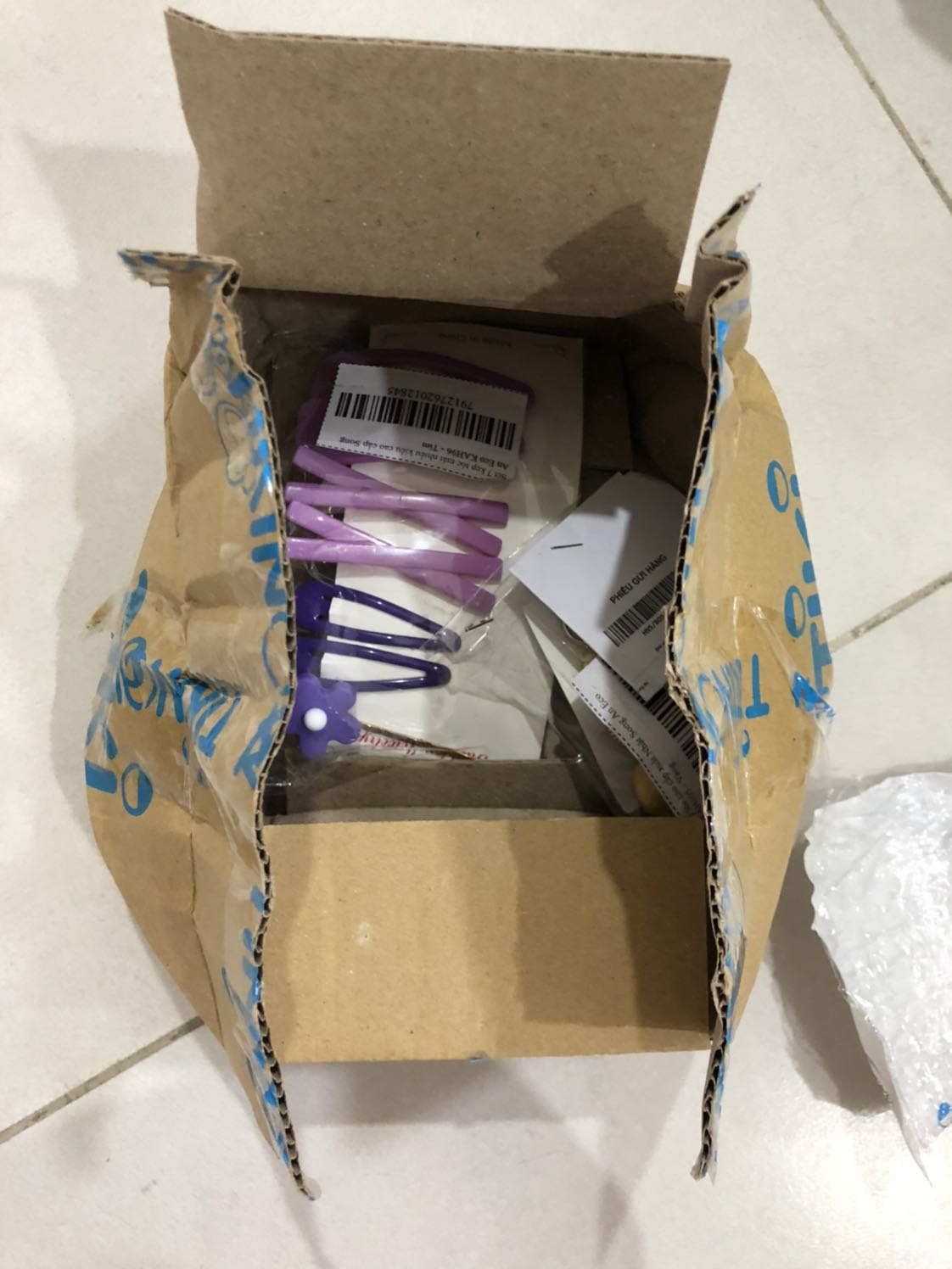 Sp có mẫu mã giống như hình nhưng chất liệu bên ngoài không giống lắm. 4 cây màu tím nhạt nhìn là ko muốn sử dụng. 
2 cây kẹp bật màu tím nhạt bị trầy trụa khá nhiều.
Tôi muốn trả lại Sp. Sp có mẫu mã giống như hình nhưng chất liệu bên ngoài không giống lắm. 4 cây màu tím nhạt nhìn là ko muốn sử dụng. 
2 cây kẹp bật màu tím nhạt bị trầy trụa khá nhiều.
Tôi muốn trả lại Sp.