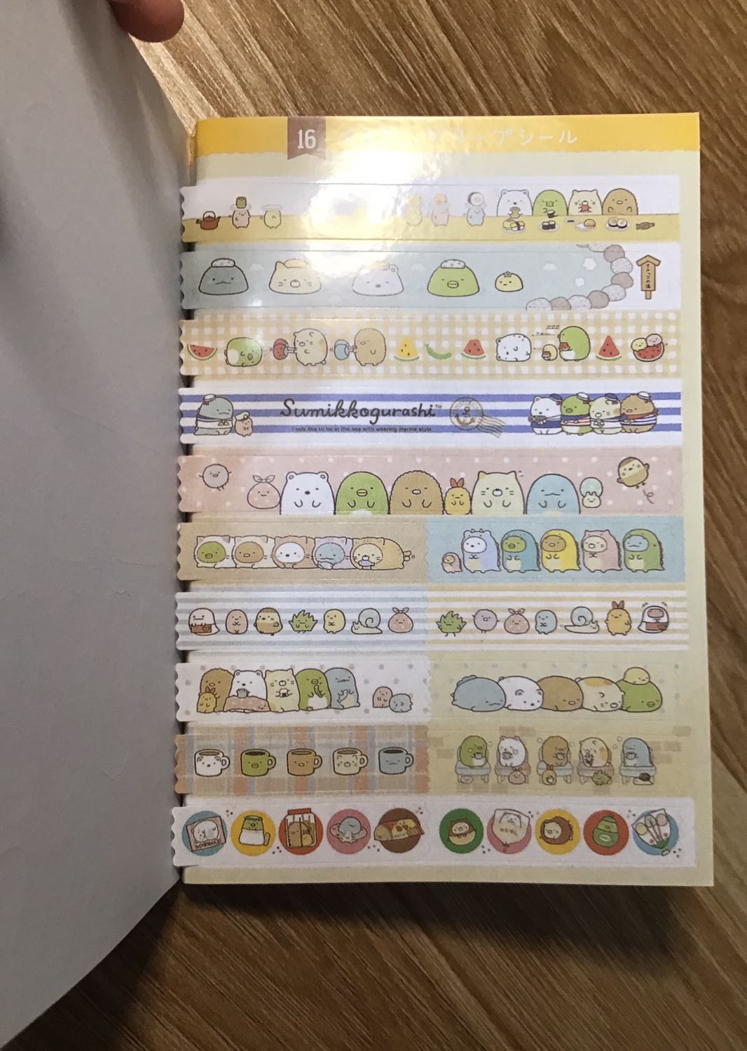 Mình rất là ưng cái sổ sticker này. Sticker quá cuteeeee, không bị trùng, có nhiều kích cỡ khác nhau như mình chụp ở trên. Sổ nhỏ, gọn nên có thể đem đi chỗ nào cũng được. Về dịch vụ giao hàng của Tiki thì tuyệt vời, giao hàng nhanh và nhân viên giao hàng thì thân thiện lắm UwU