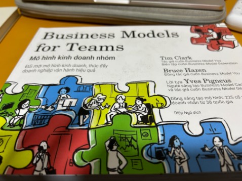 Sách rất bẩn, kiểu như tồn kho rất lâu ngày, trang cũng bị dây vào