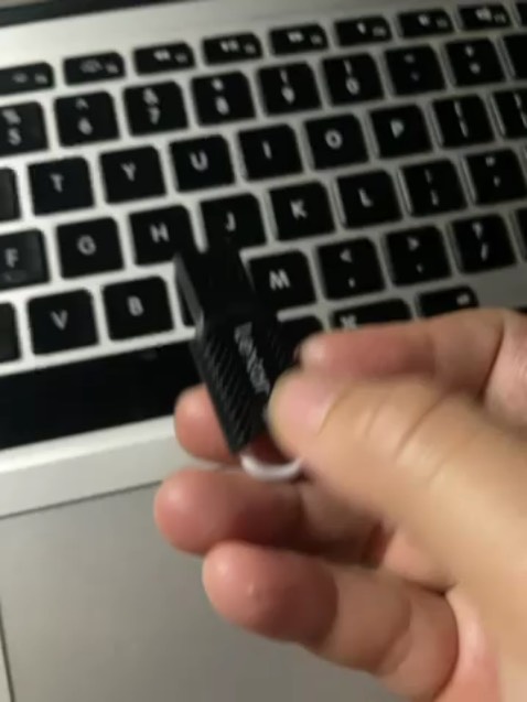 Tốc độ đọc bình thường, được cái gọn có chỗ móc dây treo tiện lợi. Giao hàng nhanh