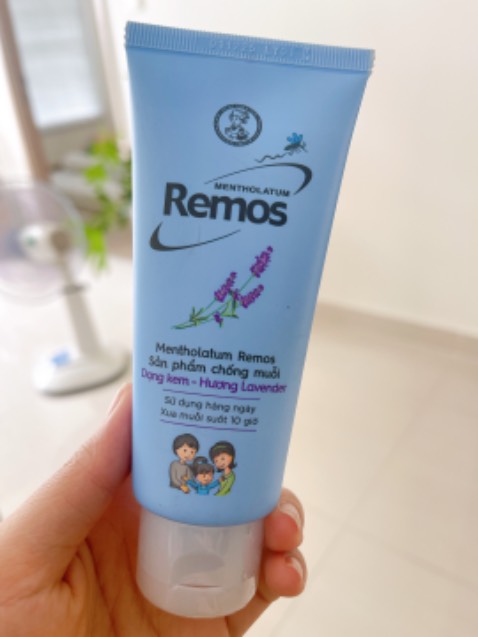 Hàng chính hãng rohto nên yên tâm rồi. Kem thơm dịu nhẹ không bị gắt mũi, chất kem thấm tốt, chống muỗi ổn.