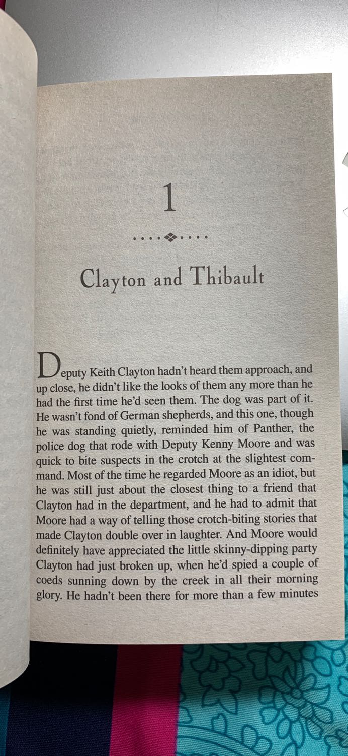 Sách khổ nhỏ nhưng may là chữ to nên vẫn đọc bình thường được. Giấy tái chế nên màu ko được đẹp. Điềm cộng là sách khá nhẹ nên dễ dàng mang đi.