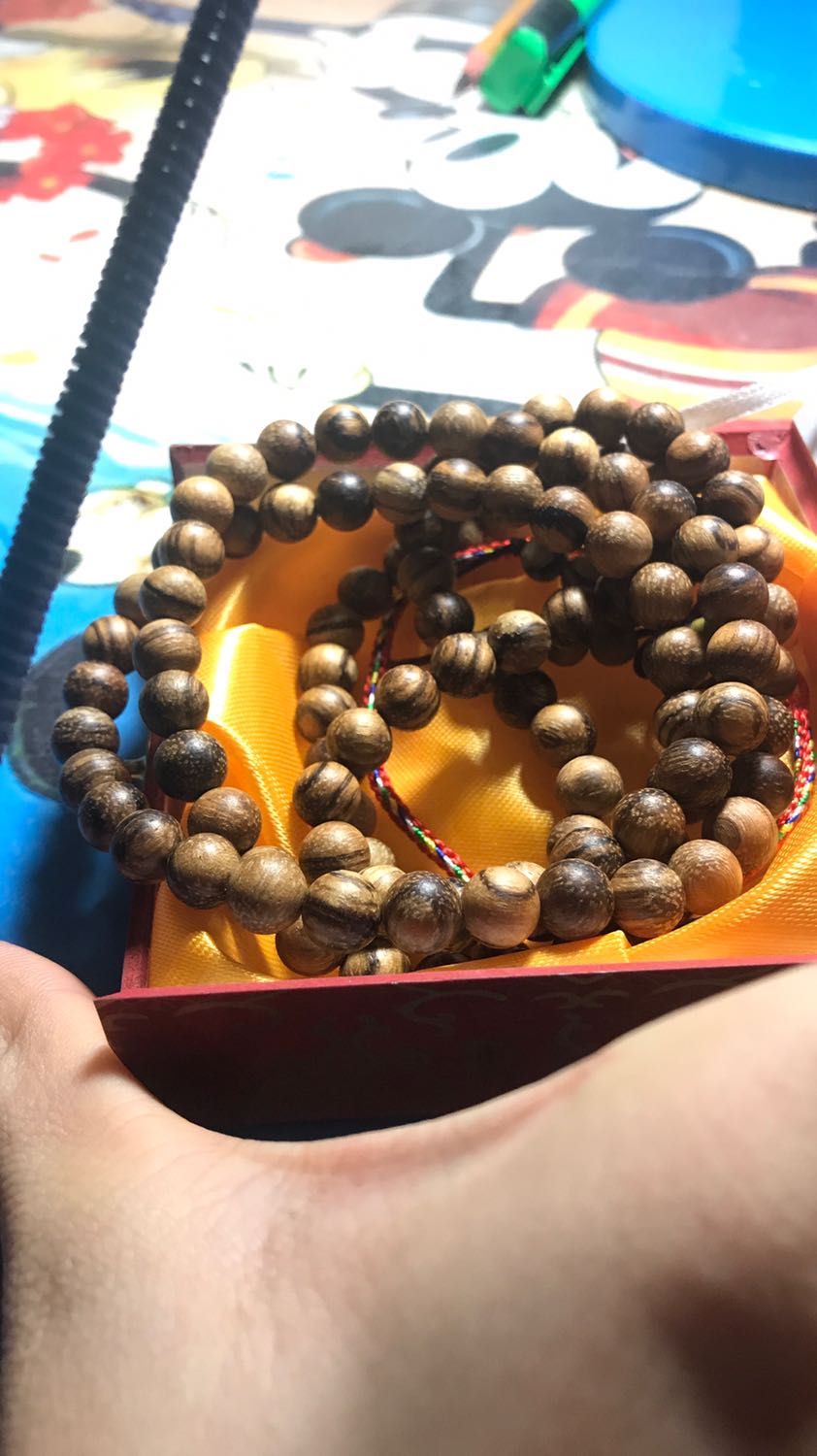 Vòng thật sự đẹp và có mùi gỗ trầm thơm dễ chịu vô cùng :3 còn được tặng thêm 1 vòng chỉ may mắn và chun buộc tóc xinh yêu, thích shop quá điiii