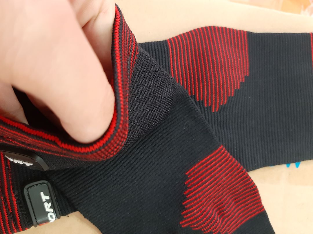 Chất liệu bền, co giãn tốt, mang khi vận động rất tốt