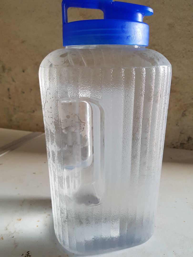 giao hàng nhanh, bình rất to. nắp ko đc khít, hơi nghiêng thì rò nước. nếu để ko cẩn thận bị đổ bình thì nước rò hết