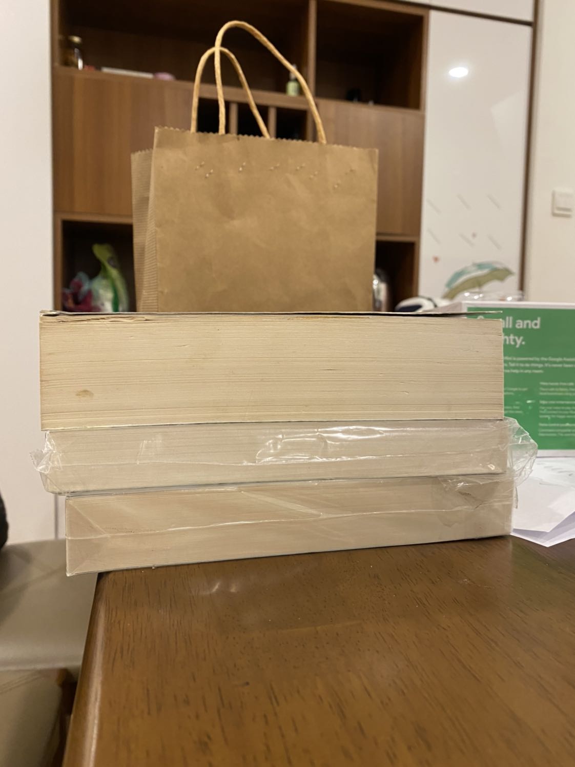 Mình nhận 3 cuốn tập 2,3,4 thì cuốn tập 4 không còn trong giấy bóng, bị mốc và nhăn giấy như sách cũ. Không thể chấp nhận sự cẩu thả này