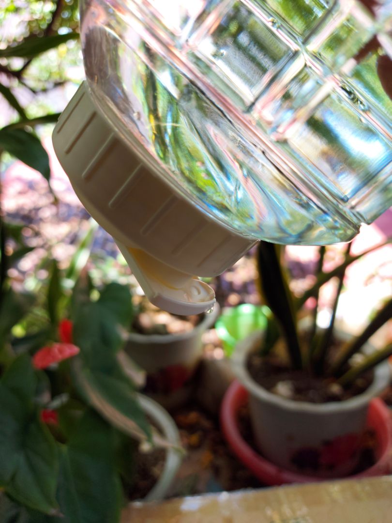 Giao hàng rất nhanh, mới đặt hôm trước, hệ thống báo đầu tuần mới giao hàng nhưng ngày hôm sau đã nhận đc hàng. Đóng gói chắc chắn, ko bị lỗi vỡ nứt bình, 3 bình đều có dung tích 1,5l, nhựa trong suốt, đẹp, cầm chắc chắn, phù hợp với khay chứa ở cửa tủ lạnh. Tuy nhiên, cần lưu ý với mọi người là ko nên để bình nằm trong tủ lạnh mà phải để đứng lên vì nắp bình hở, bị rỉ nước...