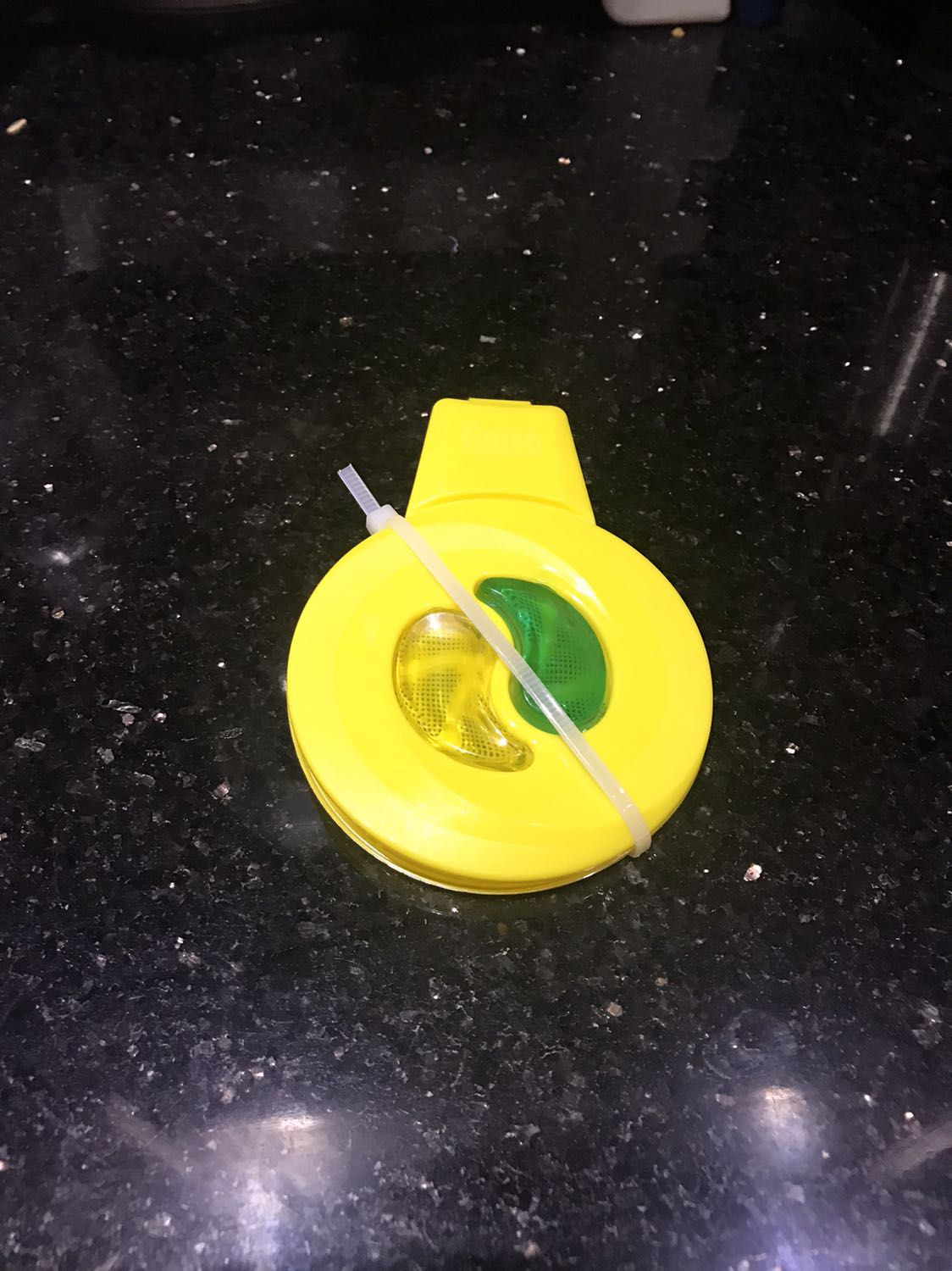 Mùi nồng
Treo trong máy vài hôm bị vênh 2 mặt nhựa không còn khớp vào nhau, phải dùng dây rút cột lại.