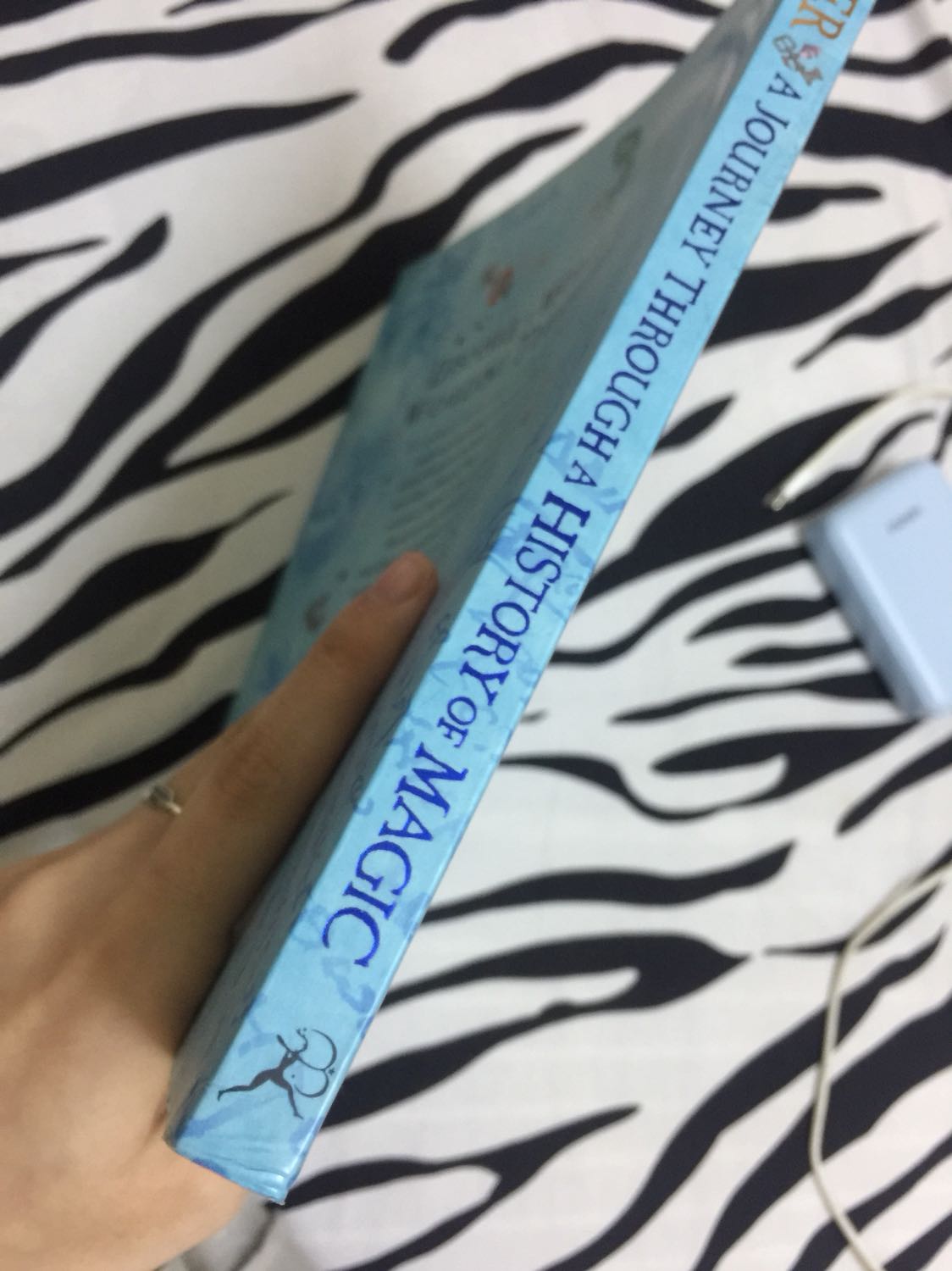 Thật ra mua online nên mình k dám hy vọng nh, nên nhận đc cx k thất vọng quá :))
Lúc nhận đc sách cảm nhận đầu tiên là nó bụi dã man @@ mình lấy cái khăn giấy lau mà đen sì luôn ấy
Sách cx hơi ngả màu 1 chút chứ k lên màu đẹp như ảnh ?
Gáy sách cx ho