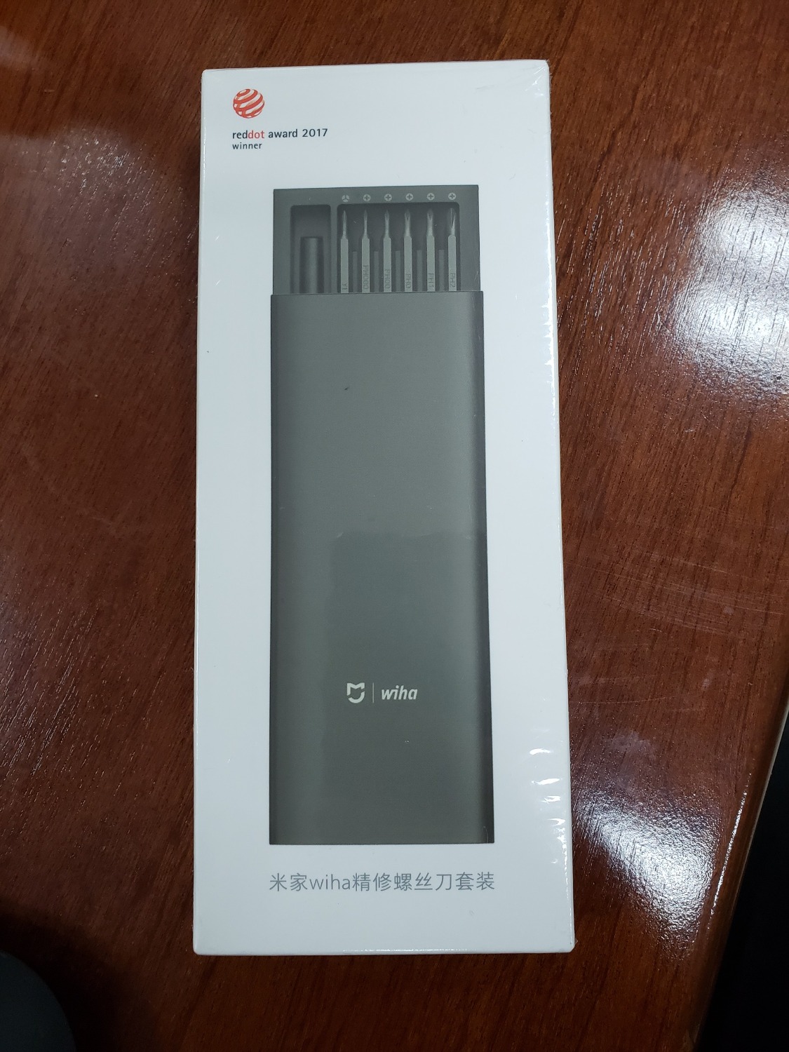 1. Sản phẩm design rất đẹp, đoạt giải thiết kế Reddot 2017. Chất liệu giả kim bên ngoài, phần khay đựng là nhựa nhưng khá chắc chắn, bên dưới khay có miếng thép để hút nam châm. Ngoài ra, khay đựng có có lock dạng thanh nẩy, giúp tháo rút dễ dàng.
2. Đầu vít khá tốt, có nam châm với lực hút vừa đủ. Điều này giúp quá trình lấy các ốc tháo được dễ dàng, ngoài ra thì lúc gắn vào khay cũng dễ, khi bạn gắn vào khay thì có nam châm tự hút và giữ cho các đầu không bị bung ra.
3. Có thể nhiều bạn sẽ thắc mắc về giá, như trên một số trang khác bán sẽ rẻ hơn, tầm 250K, cái này mình không rõ nhưng mình nghĩ sản phẩm này là chính hãng, cảm nhận ban đầu rất tốt.
4. Mình mua TikiNow mà không rõ vì dịch hay sao mà Tiki 03 ngày sau mới giao hàng.