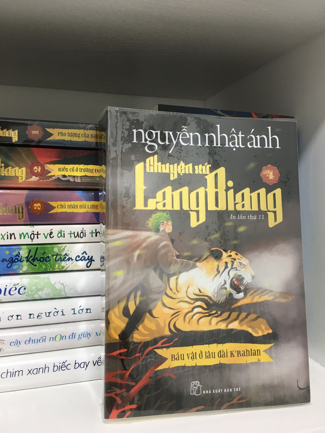 Cuối cùng cũng đã đọc xong 4 phần của truyện!
Cảm giác rất Yomost luôn !!! :)))
Mình thường thấy đánh giá bộ truyện này được ví như Harry Potter nhưng mình thật sự không thấy vậy. Đặc biệt là tuyến nhân vật của Lang Biang dễ thương, đáng yêu, đôi lúc hơi *** nhưng nó làm nên thương hiệu một tác phẩm đậm chất của bác Ánh.
Các bạn nên mua đọc bộ truyện này nhé!