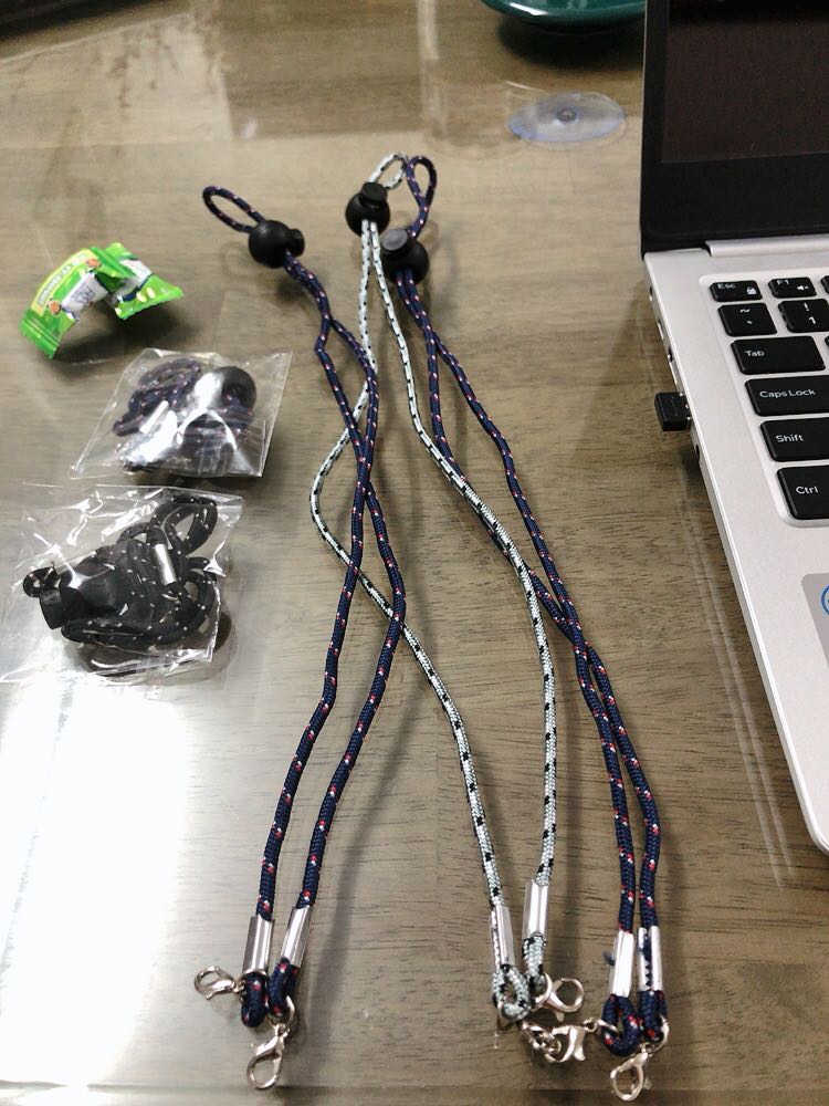 Nên làm móc to hơn chút để có thể móc được cả khẩu trang vải! Nên làm móc to hơn chút để có thể móc được cả khẩu trang vải!