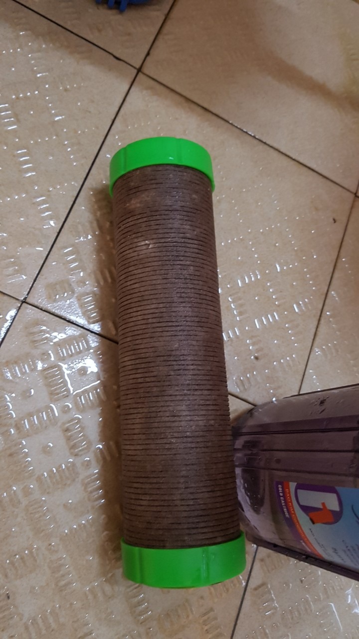 Tiki giao hàng quá nhanh: vừa đặt hàng tầm 11h, gần 12h đã nhận dc hàng.
Vẫn tin dùng Yamato, do bận quá nên chưa thay lõi lọc số 1 như khuyến cáo là 3-6 tháng. Nên hình như sau đúng 1 năm sử dụng, cặn không còn giữ nổi trong lõi lọc nên thời gian gần đây nước hay bị dơ nhiều. Nước mình đang xài là nước máy thủy cục ở sài gòn.
Đơn sau sẽ mua lọc số 1 thay mỗi 3-6 tháng.
Nhớ giữ lại cái tay khóa để mở các cột lọc khi mua bộ lọc 10"