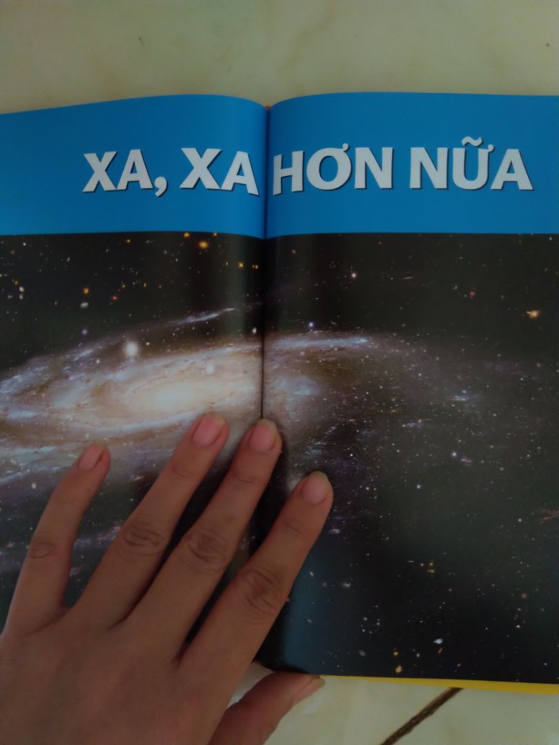 Tiki giao hàng nhanh, đóng gói cẩn thận. Sách được in bằng giấy khá dày, màu đẹp, ngôn ngữ gần gũi, dễ hiểu đối với thiếu nhi. Bé mình rất thích đọc mặc dù là bé gái, bé tranh thủ đọc hiểu mỗi ngày  để được mua thêm sách mới. Mình sẽ tiếp tục mua những quyển còn lại của bộ sách này " Cuốn sách lớn đầu tiên của tớ. "