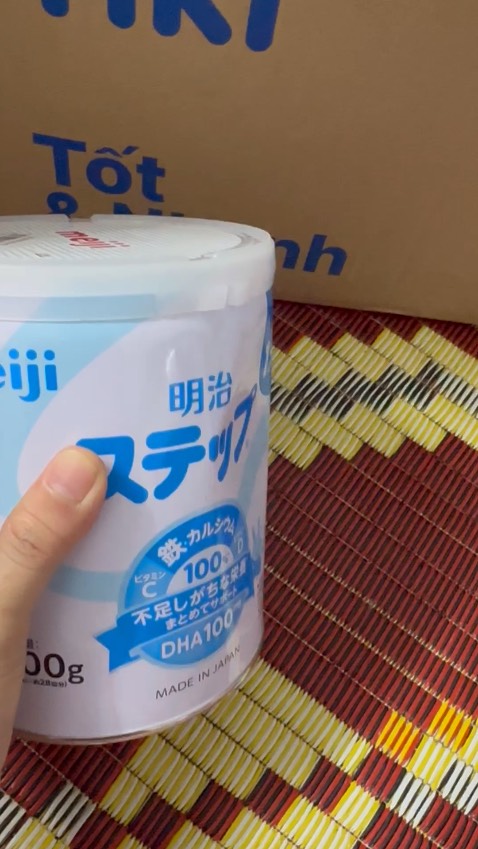 Hộp bị móp với cái chỗ mở lắp bị bung mà vẫn gửi cho khách