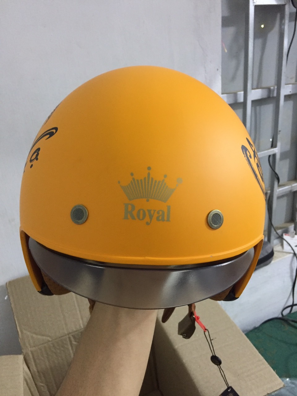 Sp với kiểu dáng đẹp, hoàn thiện đủ tốt, kính âm và lót có thể tháo rời là điểm cộng lớn cho sp. Hài lòng.