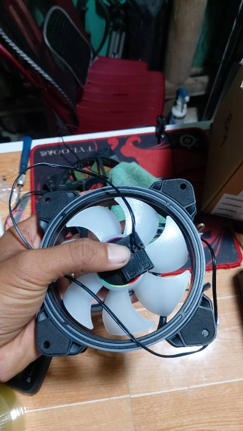 Chỉ là led màu bình thường (2 dây nguồn) ko phải RGB nhe anh em, anh em cẩn thận kẻo bị *** giống tôi nhé