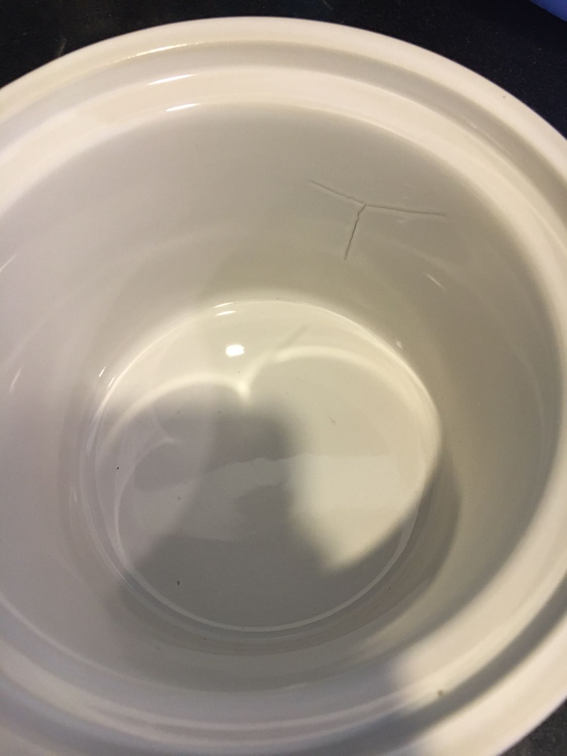 Mới nhận nồi về mở ra thì thấy nồi nứt bên trong. Gọi sdt *** thì bảo số máy ko đúng, gọi hotline ko ai bắt máy. Quá thất vọng về sản phẩm