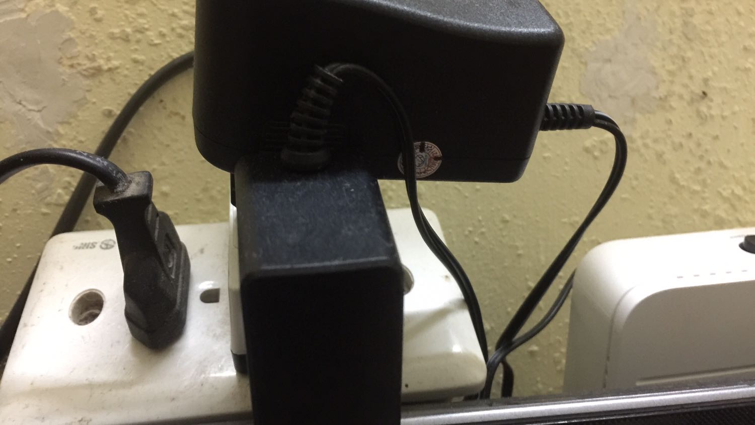 Ổ chia 3 chắc chắn. Phù hợp với cắm đồ dùng công suất nhỏ như quạt. Mạng.