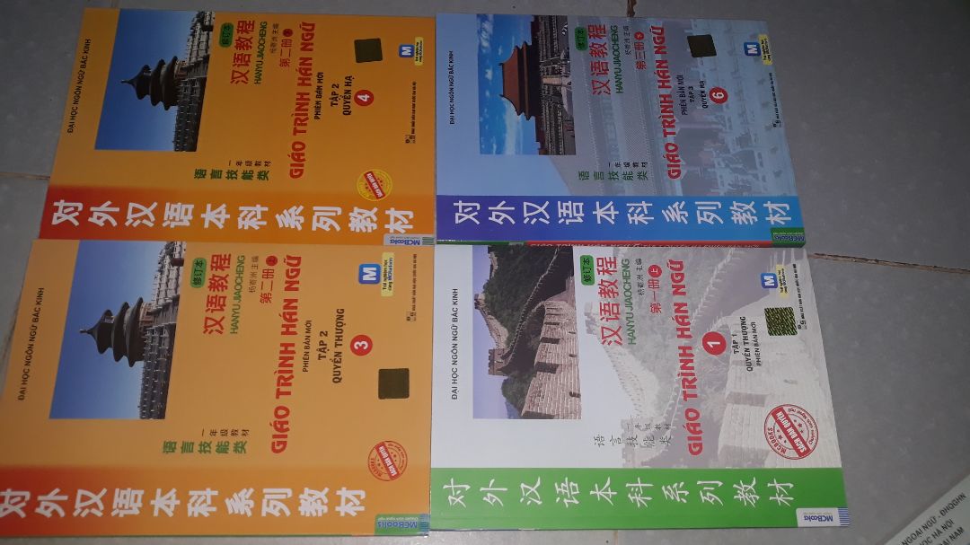 1* cho TDBooks và Tiki. Rõ ràng để là full bộ 6 cuốn bản mới kèm mã QR Code để học trên app nhưng khi giao thì chỉ có 4 cuốn mới còn 2 cuốn kia thì cũ kèm theo CD Audio không có mã QR để học trên app? Mình không muốn nặng lời nhưng cho mình hỏi shop bạn bán hàng còn tồn kho nên trà trộn sách bản cũ vào bản mới để bán đi à? Laptop bây giờ đa số đã không có ổ đĩa quang rồi nên mình mới cố tình mua bản mớ để mà học trên app của MCBooks mà bạn lại giao cho mình 2 cuốn bản cũ kèm theo CD Audio thì mình học kiểu gì? Mình thật sự đang rất bực mình đấy, cảm giác như mình bị *** vậy. Mình đã liên hệ với bộ phận CSKH để đổi trả. Sau khi được đổi thì mình sẽ sửa lại đánh giá này còn không thì mình sẽ để nguyên và không bao giờ mua hàng trên Tiki nữa!