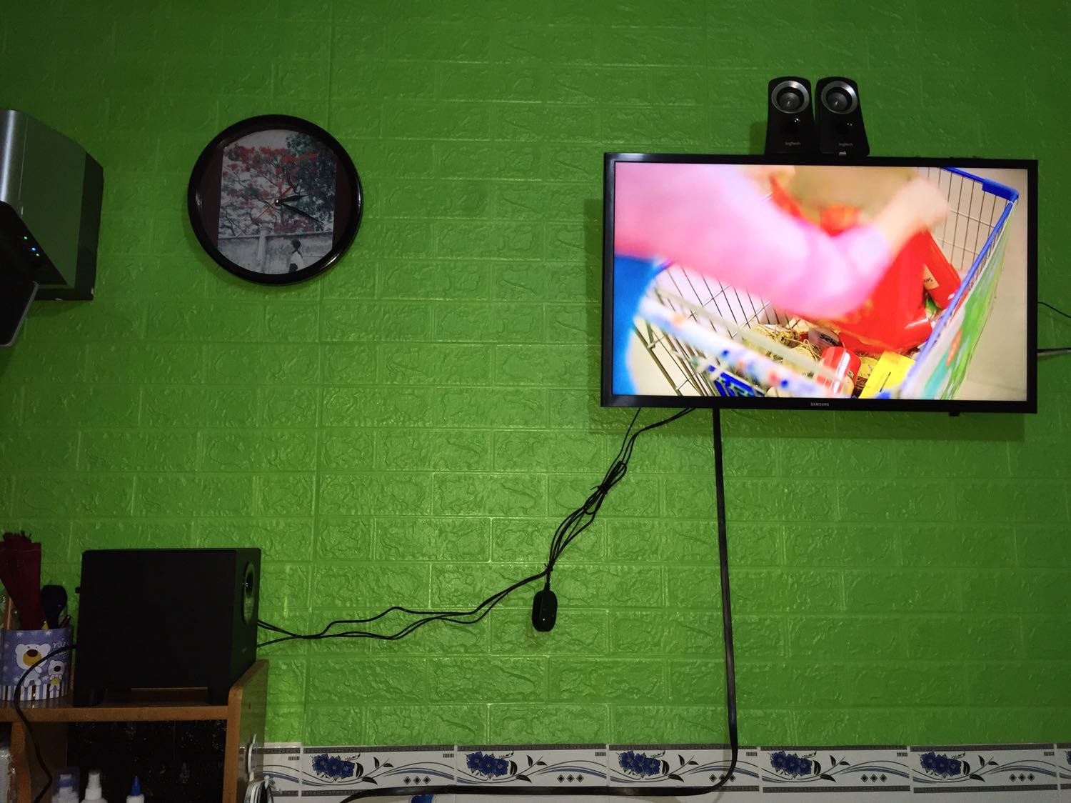 Mình ở tận Cà Mau mà đặt hôm trước hôm sau nhận được hàng rồi ^^, loa nghe rất hay, bass rất mạnh, âm thanh khá lớn, nghe rất hay ( nên mở dưới 80% thì hay ^^ ), không bị móp méo gì lớn, loa ve tinh có một loa bị trầy không quá lớn^^ chắc do làm rơi