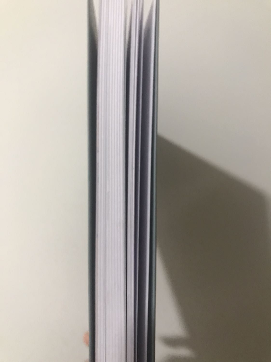 dù dùng từ hơi thiếu tôn trọng, nhưng cuốn sách này do ai đặt giá thì người đó hơi ***, layout của 1 cuốn nói về kể chuyện bằng dữ liệu k nhất thiết phải màu mè như cho trẻ đọc và chèn 1 cái hình ghi chú thích là từ site google như thể chèn vô 1 cái web hú hoạ hay vô bài thuyết trình để thông tin có vẻ sinh động hơn mà đồng thời cũng làm cho cái nhãn "mười mấy năm trong nghề của tác giả" sinh mâu thuẫn với cái sự chuyên nghiệp nửa vời này. Sách 200 trang, bán vs giá 199k nếu là vì in màu thì thà đọc mấy cuốn TED talk nghệ thuật thuyết trình rẻ bằng 1/3 giá này còn hơn. Mn có thể xem 1 vài trang chụp trc khi qđ.