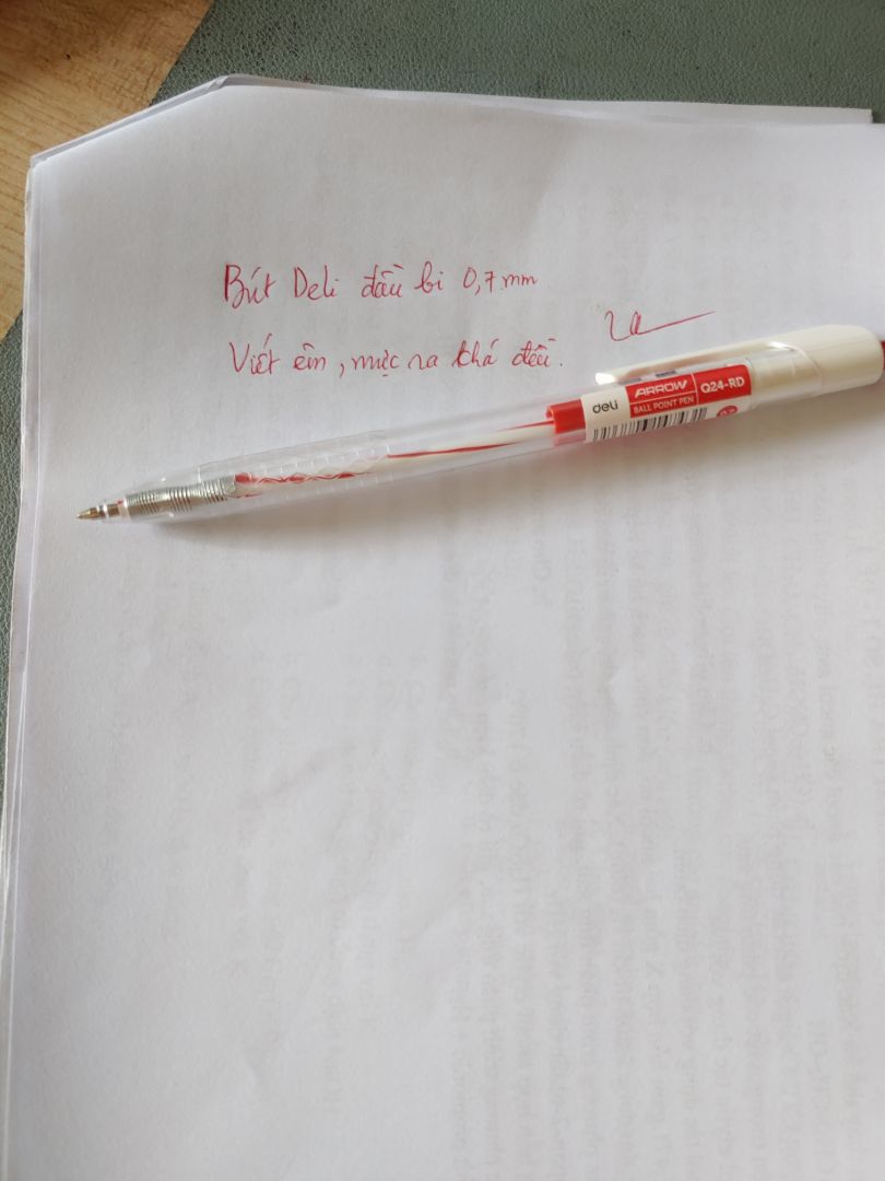 Bút có thiết kế cầm êm tay, khá đẹp. Mực ra đều, viết êm. Phù hợp cho học sinh, sinh viên, nhân viên văn phòng, giáo viên chấm bài. Cảm ơn Deli nhiều.
