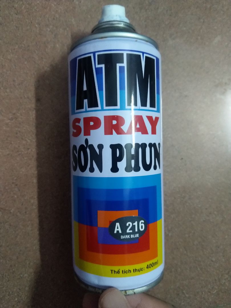 Sơn xịt vào đồ luôn, mọi người nhớ giữ khoảng cách 30 cm nhé. 1 bình sơn sơn được 1 cái cửa đi thôi. 9/10 điểm