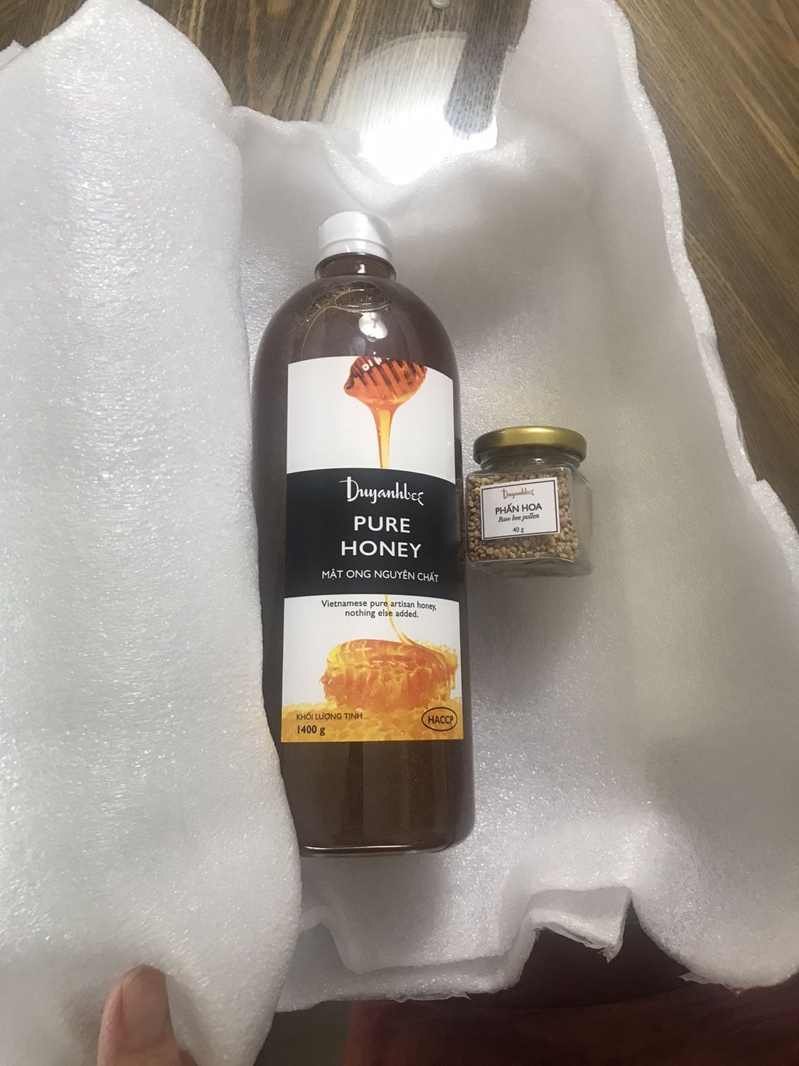 Đóng gói rất cẩn thận. Có kèm quà tặng đóng gói cũng thật cẩn thận. Lại có thêm Thank you card => rất chỉn chu.
Nước mật ong trong, thơm, mình thấy rất ok. Sẽ ủng hộ tiếp lần tới.