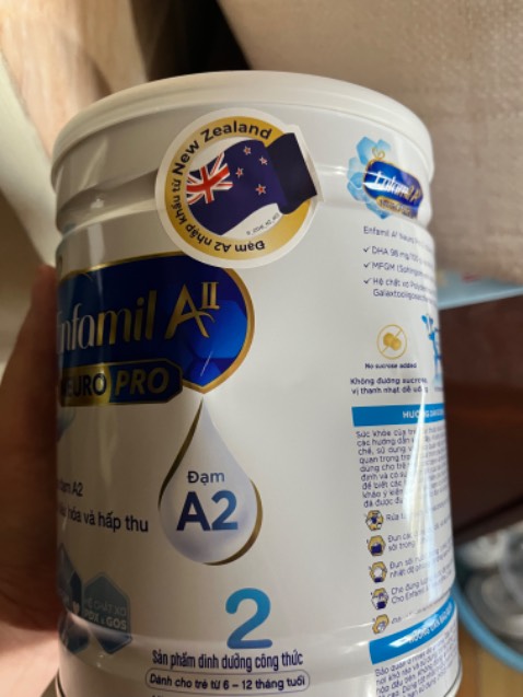 Đvvc chán quá. Hàng đến tay khách móp lõm,may k bục. Thủng thùng từ bên ngoài r. Shop đóng gói sơ sài. Hàng dễ móp nhưng quấn chống sóc mỏng. Bt mình mua lọ kem k méo đk họ còn quấn chống sốc sau băng dính cố định. Đây 2 hộp sữa trong thùng catton chỉ quấn chắc được 2 vòng túi bóng cá. Vận chuyển đã kém thì shop nên đóng hàng cẩn thận. Lót giấy để giảm va đập. Chứ hàng móp này họ sale 80-85% là bình thường.