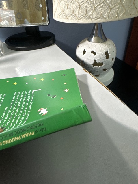 Sách k còn seal. K có chống sốc, bọc màng nilon rất sơ sài. Sách nhận về tay gáy và góc sách nhăn nhúm. Về nội dung chưa nhận xét vì chưa đọc.