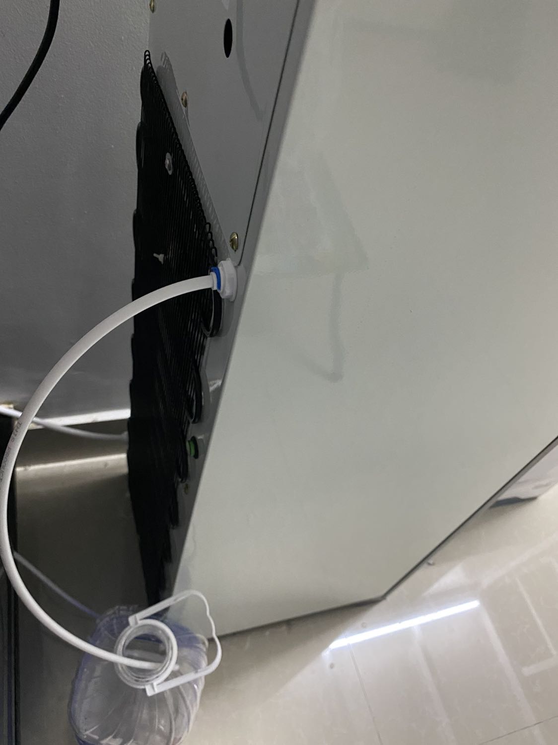 Chất lượng không tương xứng với giá
Nước nóng của máy không thể dùng để pha mì.
Vòi xả tràn cứ chảy suốt mỗi lần lấy nước là nó chảy còn nhiều hơn cả nước trên vòi, sách hướng dẫn không nói đến vòi xã tràn này nên lắp dây hay không
Nước ở vòi chảy quá chậm, lấy được nữa ly thì nó chảy nhỏ giọt