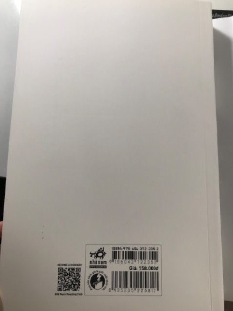 tiki giao hàng siêu nhanh nhưng khâu đóng gói ko ổn như ***, bên *** hình như là Nhã Nam tự tay gói hàng nên được bọc cẩn thận lắm kèm cả thiệp cảm ơn, sách cũng mới tinh. tiki sách hơi bụi mình phải lau đi. ngoài ra có 1 số lỗi như ảnh