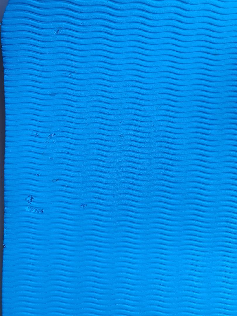 thảm xấu, dơ, rách lỗ chỗ