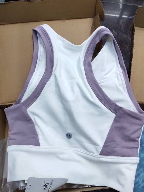 Chất vải đẹp. Kiểu dáng mặc ôm, phù hợp với người vai nhỏ, rất ưng ý.