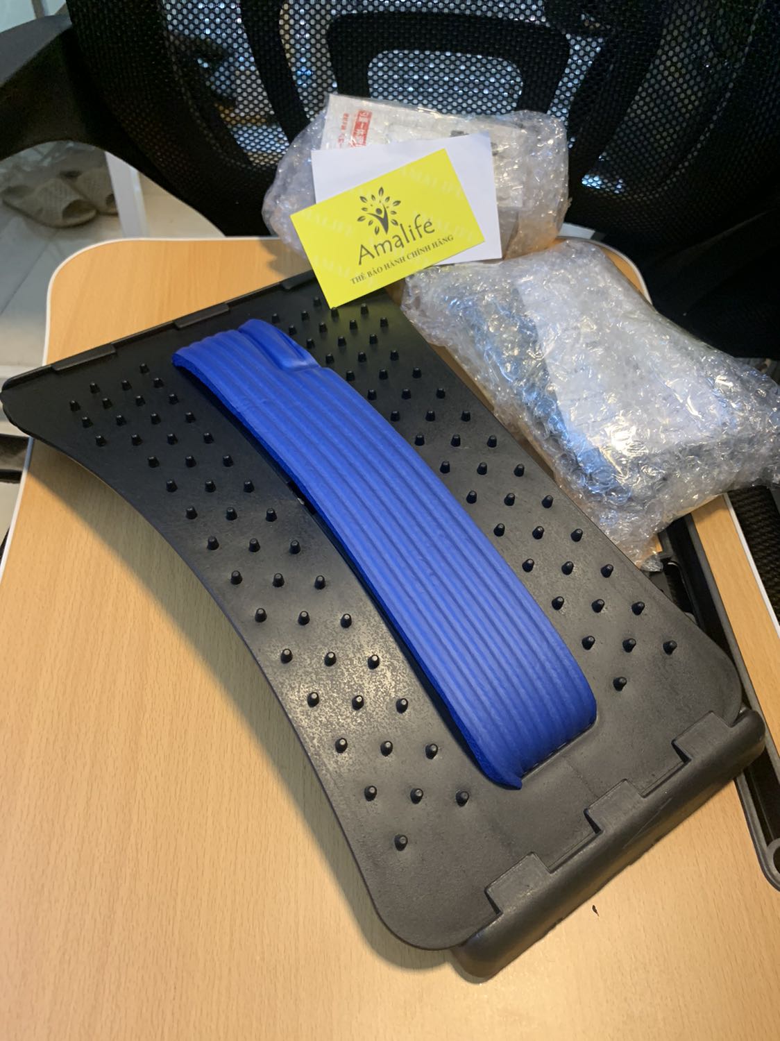 Cái này có 4 nấc, mà cái lưng tôi xin phép mức 2 thôi, lên mức 3 là đỡ ko nổi :) nằm lúc đầu mức 1 cũng thấy ko quen, sau lên mức 2 là dãn hết lưng, bà xã lưng dẻo hơn nên nằm đc mức 3