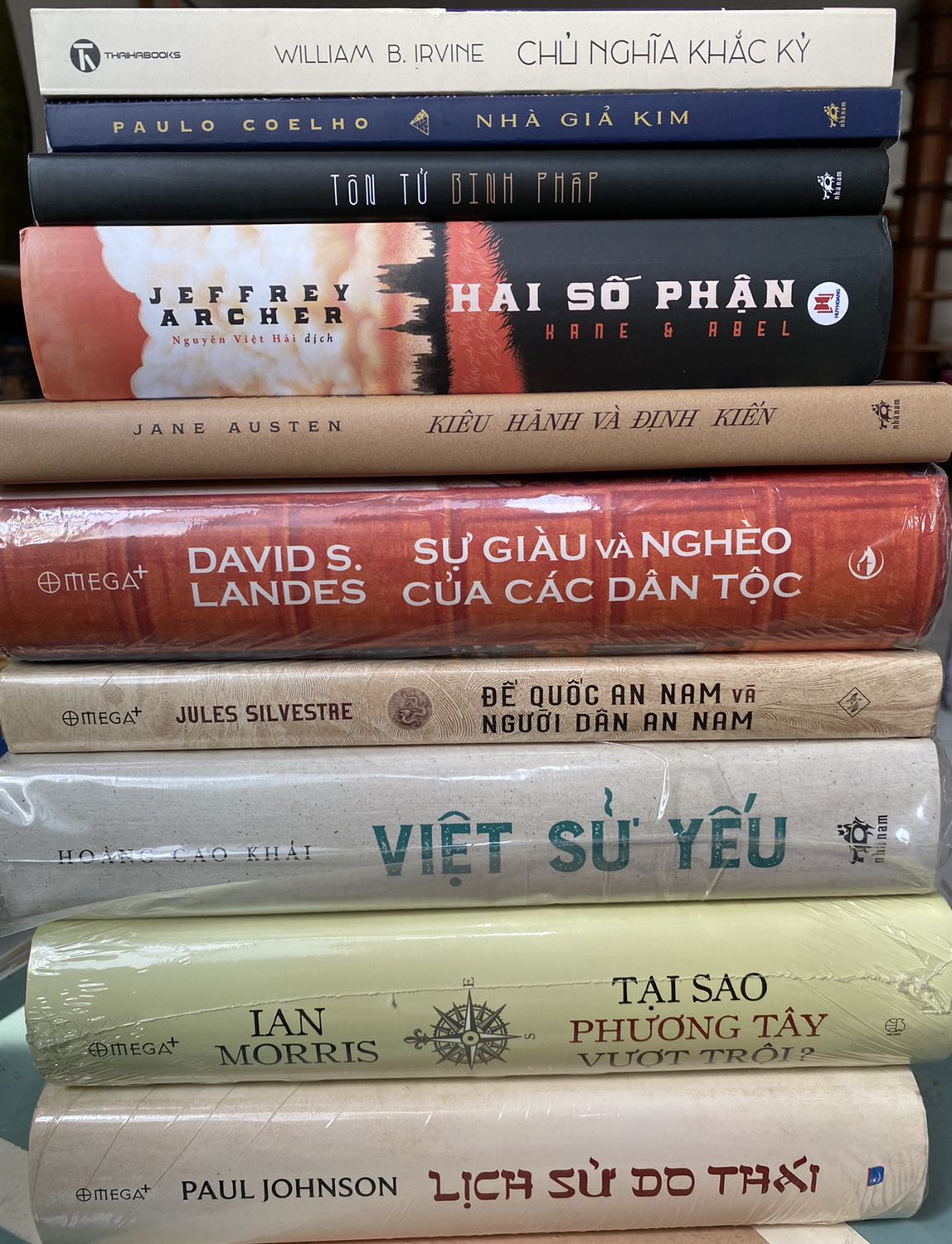 Tiki giao hàng nhanh, đóng gói cẩn thận, sách không bị nhăn hay gập bìa. Đây là bản bìa mềm, khổ sách to, nếu nằm đọc có thể bị mỏi tay.
Đây là tác phẩm yêu thích của mình đối với dòng văn học cổ điển nước ngoài.