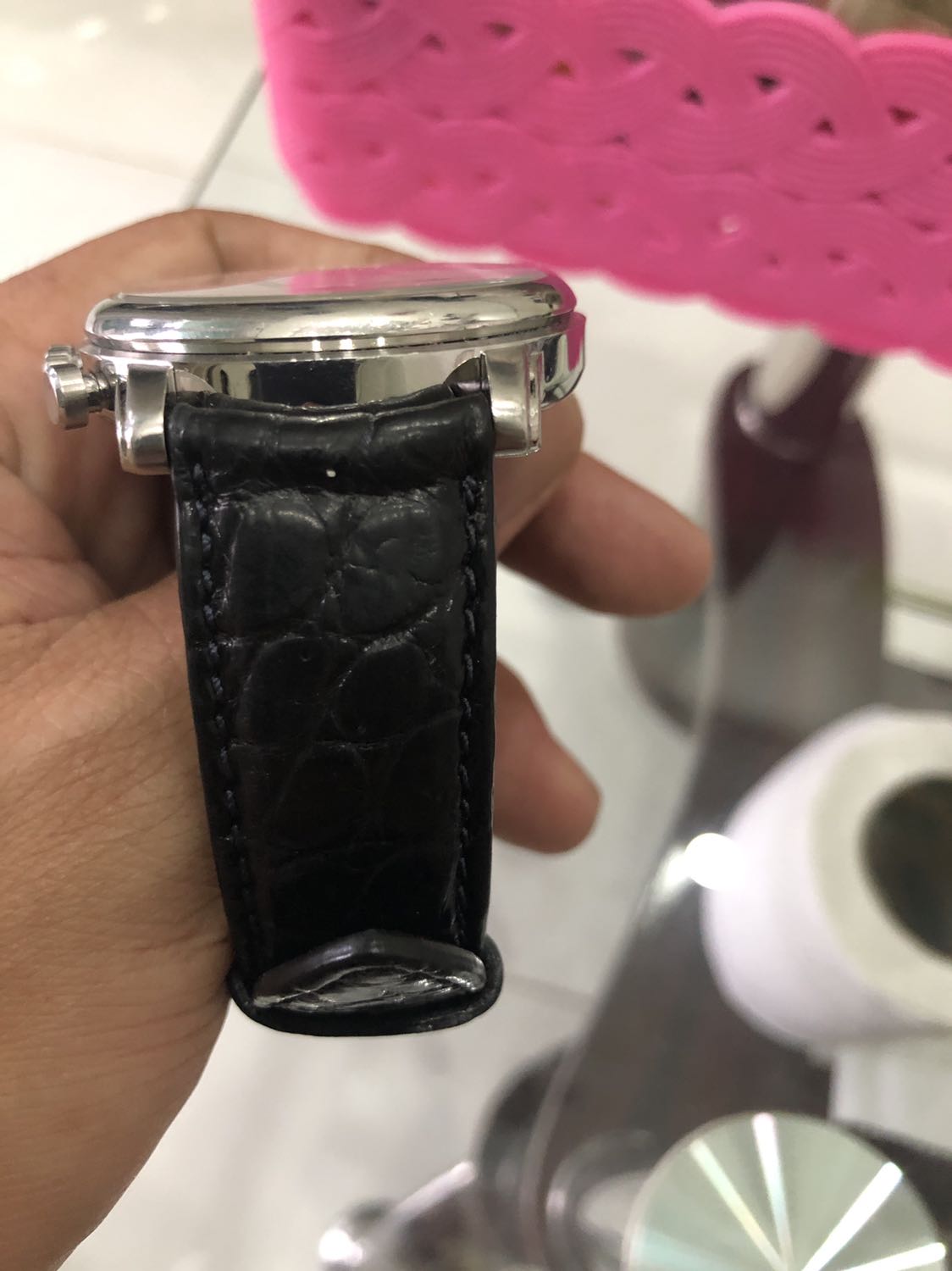 Mới nhận được dây, tự thay lun. Kết quả là rất hài lòng. Da cá xấu xịn, khi cắt dây gắn chốt sẽ thấy. Cám ơn shops và Tiki